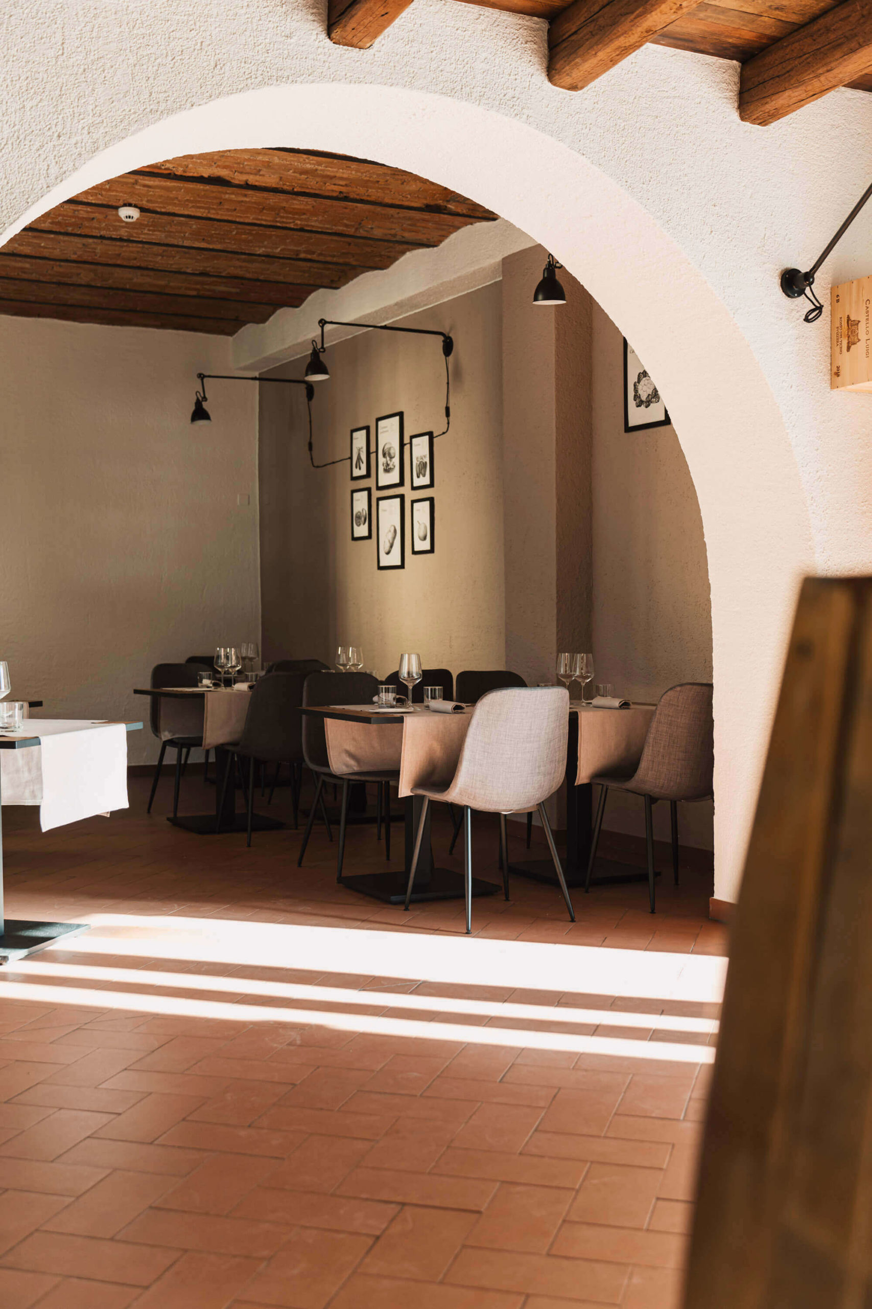 Ristorante Origini: foto della sala principale con arcata